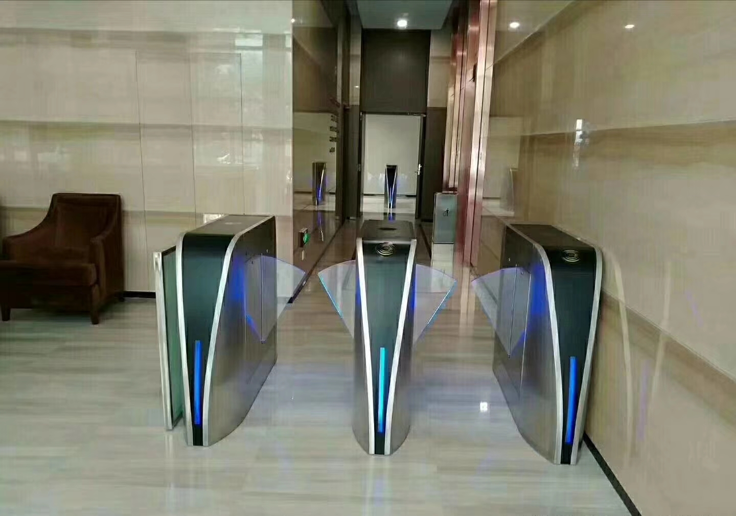 翼閘二進二出.jpg